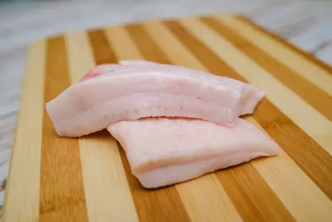 Czy surowa słonina jest zdrowa? Odkryj niebezpieczeństwa i korzyści