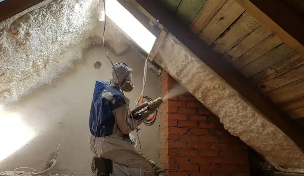 Ile kosztuje ocieplanie poddasza pianką? Ceny i porównanie metod