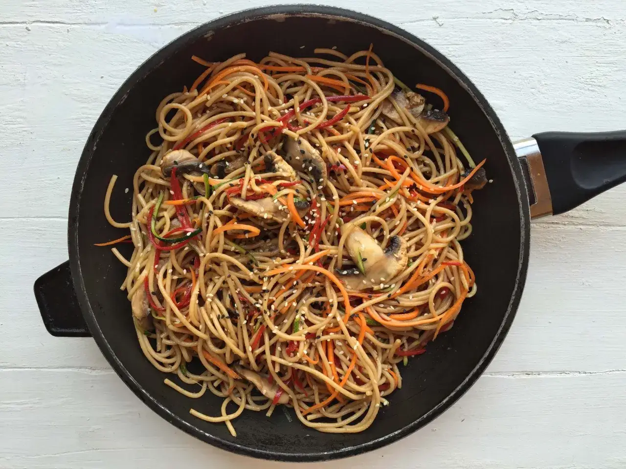 Zamienniki makaronu chow mein, które uratują Twoje dania