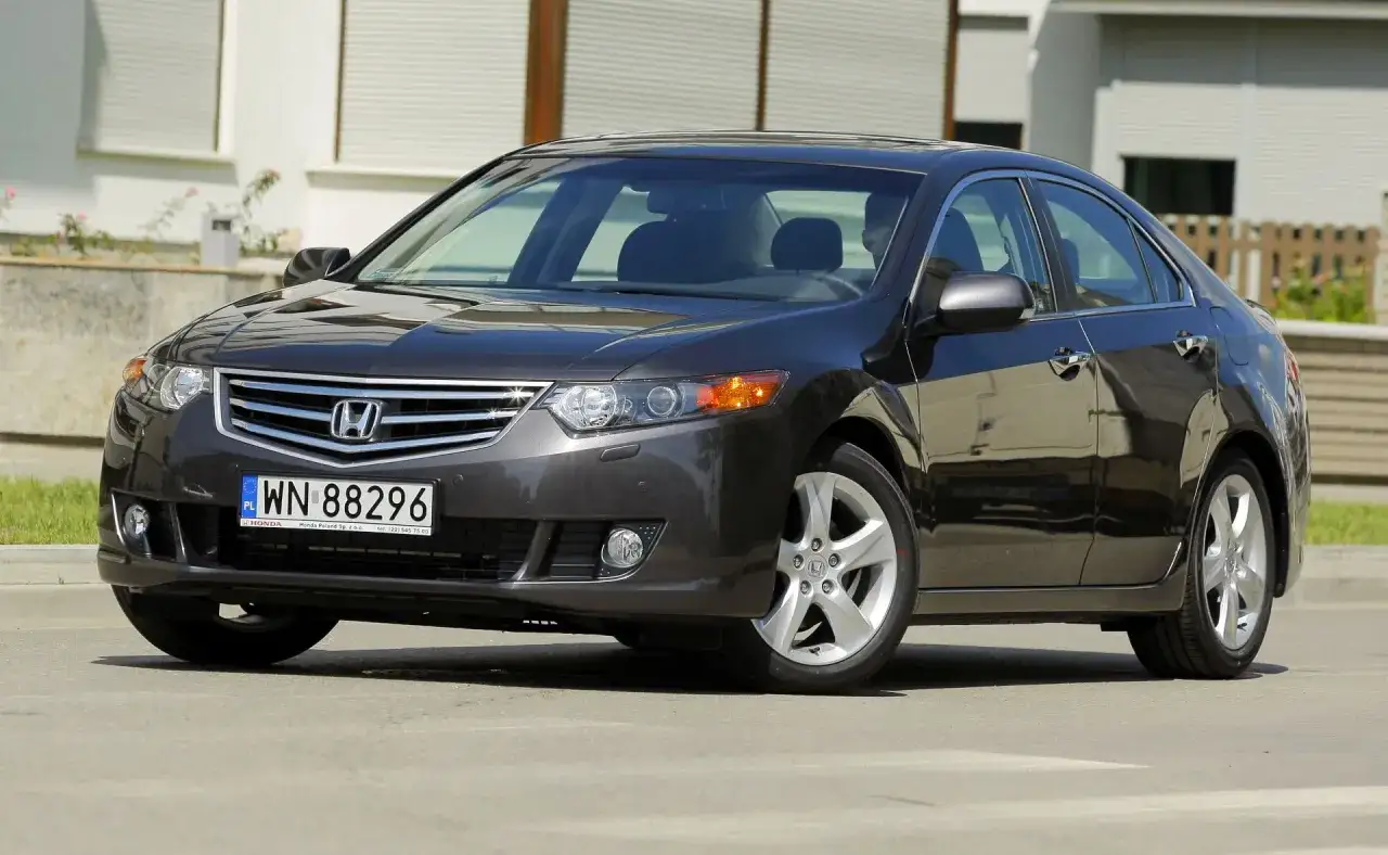 Honda Accord 8 - jakie silniki oferują najlepsze osiągi i oszczędność?