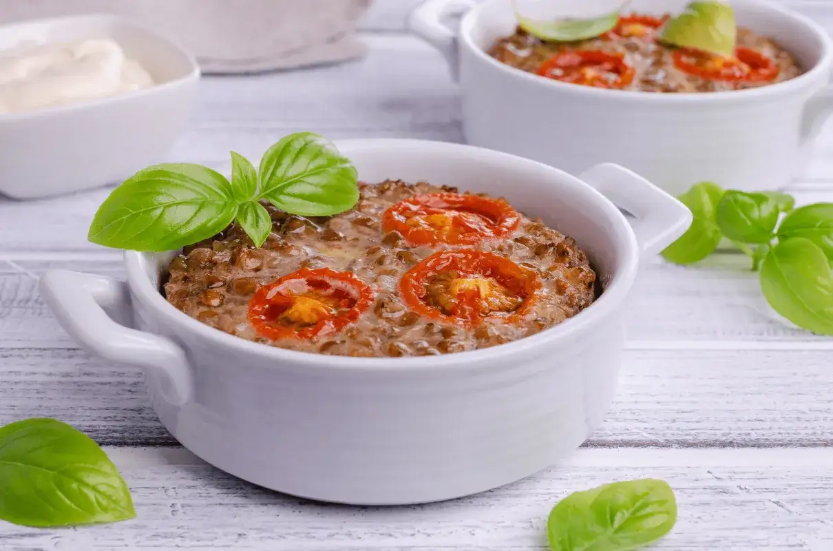 Sycąca zapiekanka z kaszy gryczanej i fety – prosty przepis na obiad