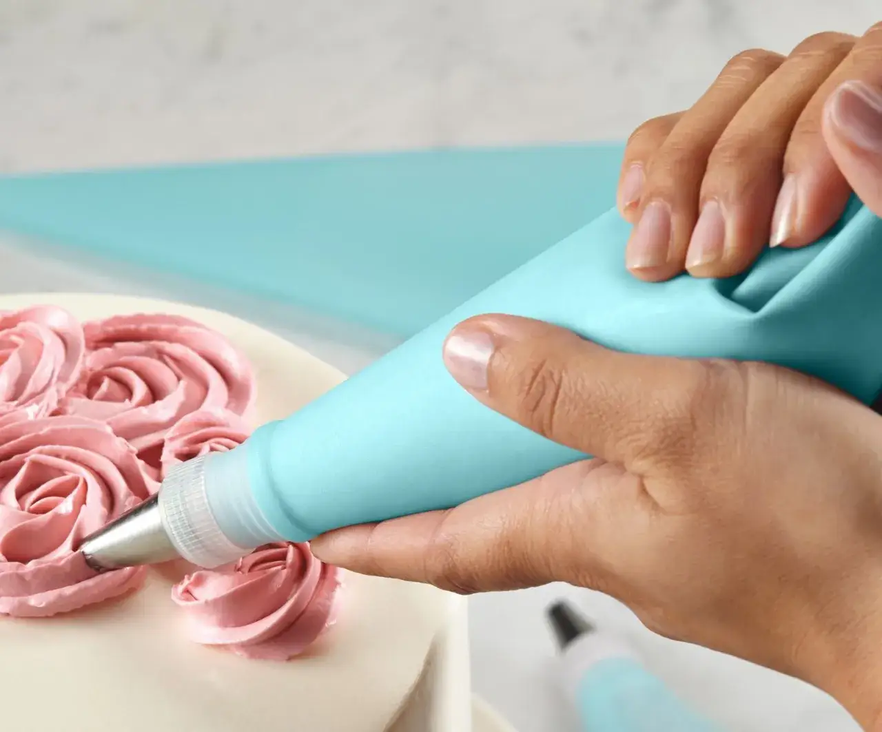 Czym udekorować tort? 10 kreatywnych pomysłów na dekorację