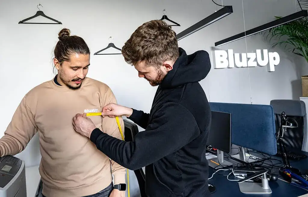 Jak dobrać rozmiar bluzy, aby uniknąć nietrafionych zakupów?