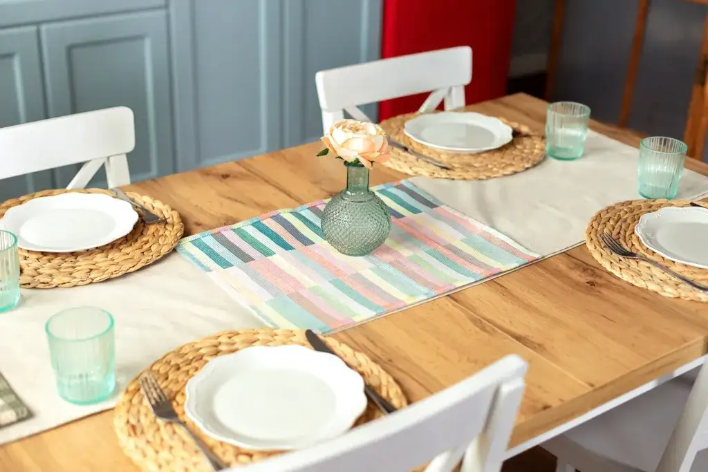 Codzienna dekoracja stołu w salonie – stwórz przytulny nastrój w domu