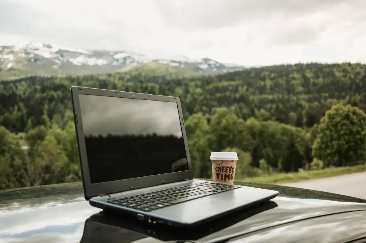 Ładowanie laptopa w podróży i bez dostępu do gniazdka – skuteczne triki