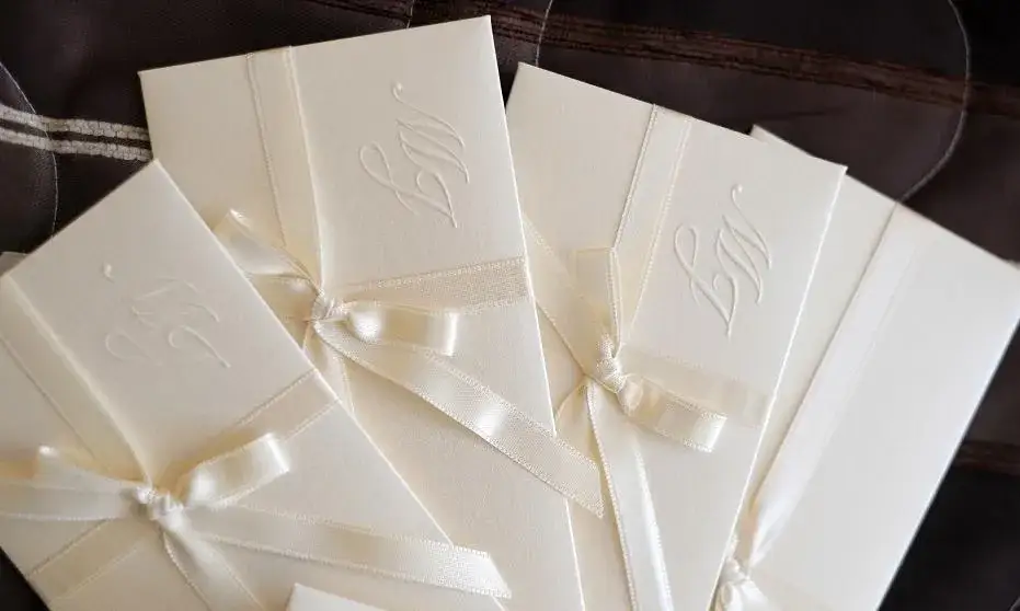 Jak wręczyć zaproszenie na ślub? Sprawdź najlepsze metody i uniknij błędów!