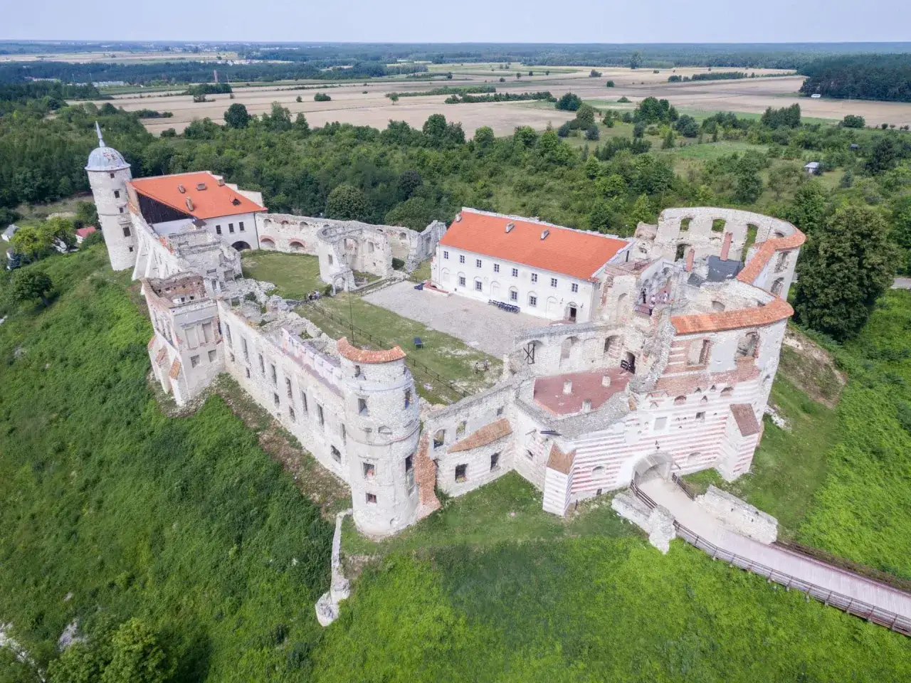 Zamek w Janowcu - Fascynująca Historia i Atrakcje dla Turystów