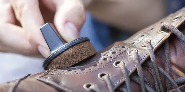Jak używać kremu do butów, aby uniknąć zniszczeń i uzyskać efekt wow