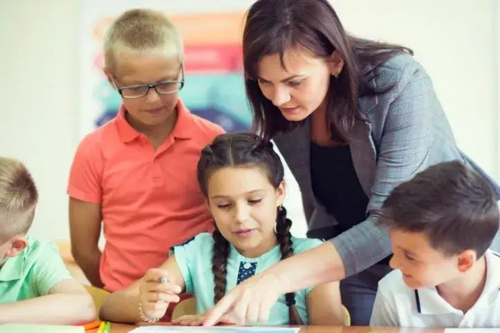 Czy nauczyciel wspomagający może być wychowawcą? Sprawdź przepisy!