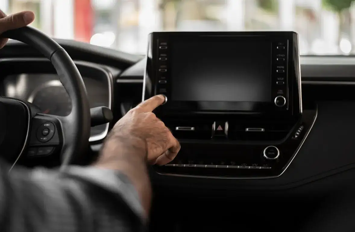 Tworzenie idealnej konfiguracji samochodu do rozrywki online: technologia, komfort i wskazówki dotyczące bezpieczeństwa