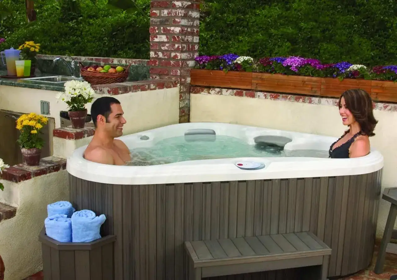 Najlepsze jacuzzi ogrodowe spa: funkcje, korzyści i porady dotyczące utrzymania