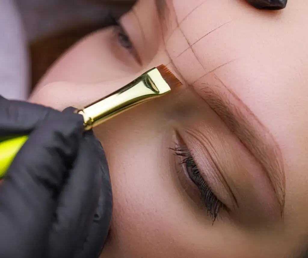 Makijaż permanentny jak długo się trzyma? Sprawdź trwałość i pielęgnację