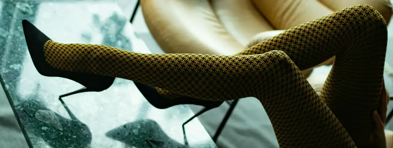 Czy pepitka jest modna? Odkryj jej aktualne trendy i stylizacje