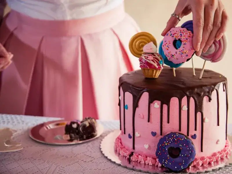 Jak bezpiecznie przewieźć tort? Najlepsze metody i opakowania