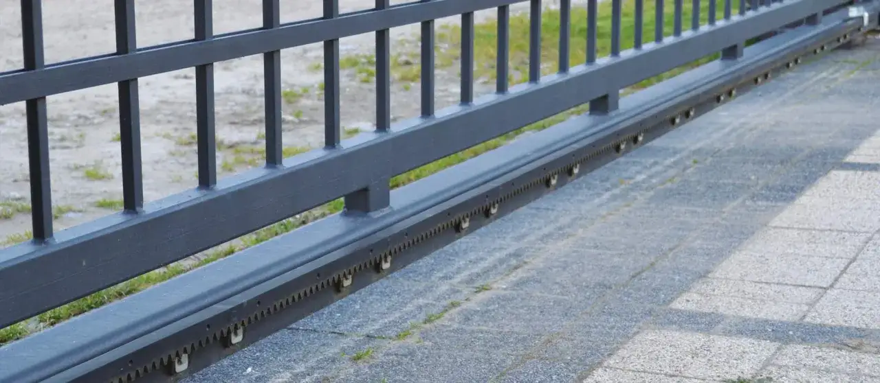 Jaką listwę zębatą wybrać do bramy przesuwnej? Metalową czy nylonową