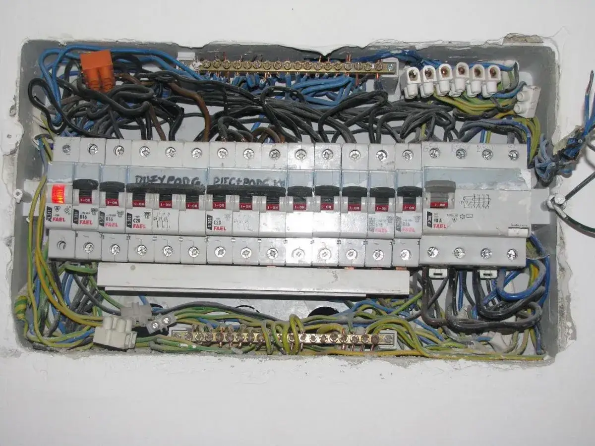 Dlaczego woda z kranu kopie prądem? Oto niebezpieczne przyczyny