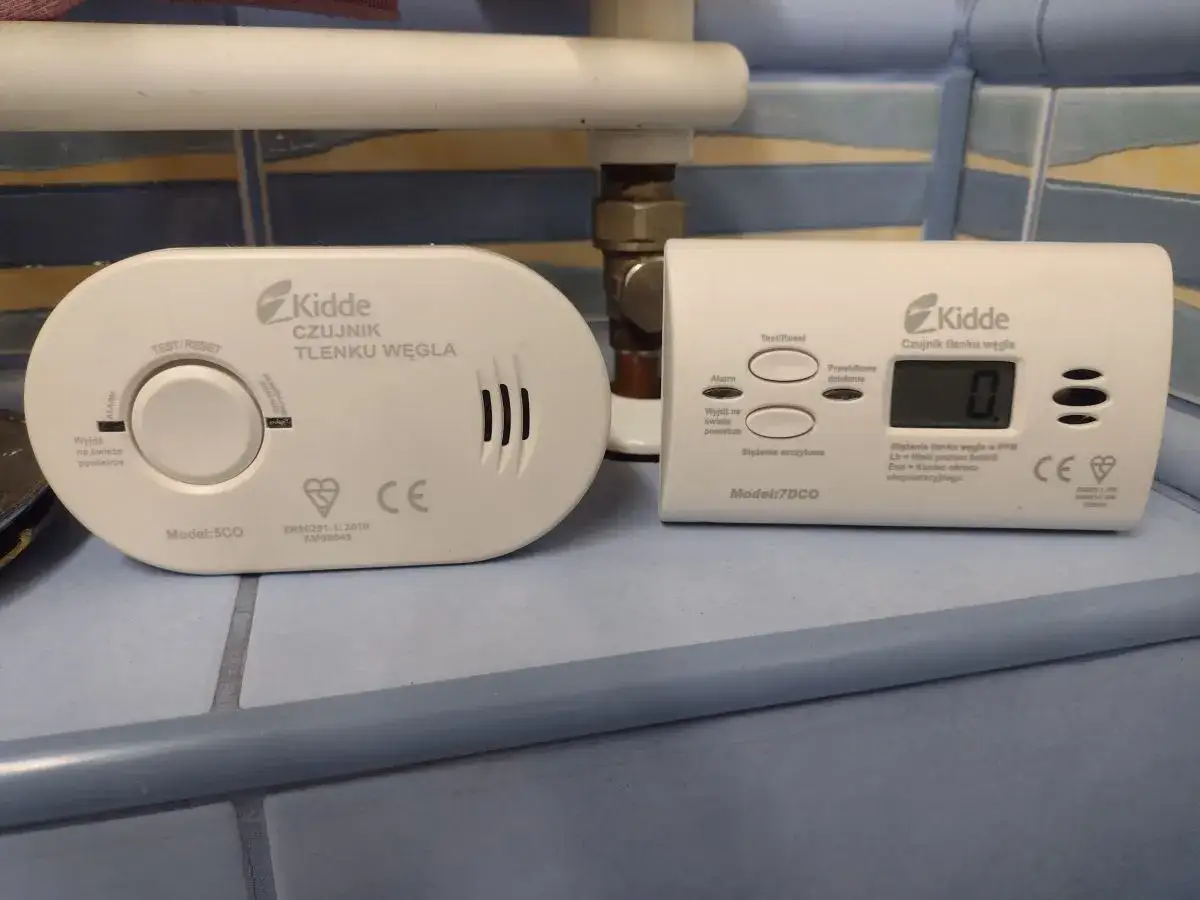 Jak wybrać czujnik do łazienki z junkersem, by zapewnić bezpieczeństwo?