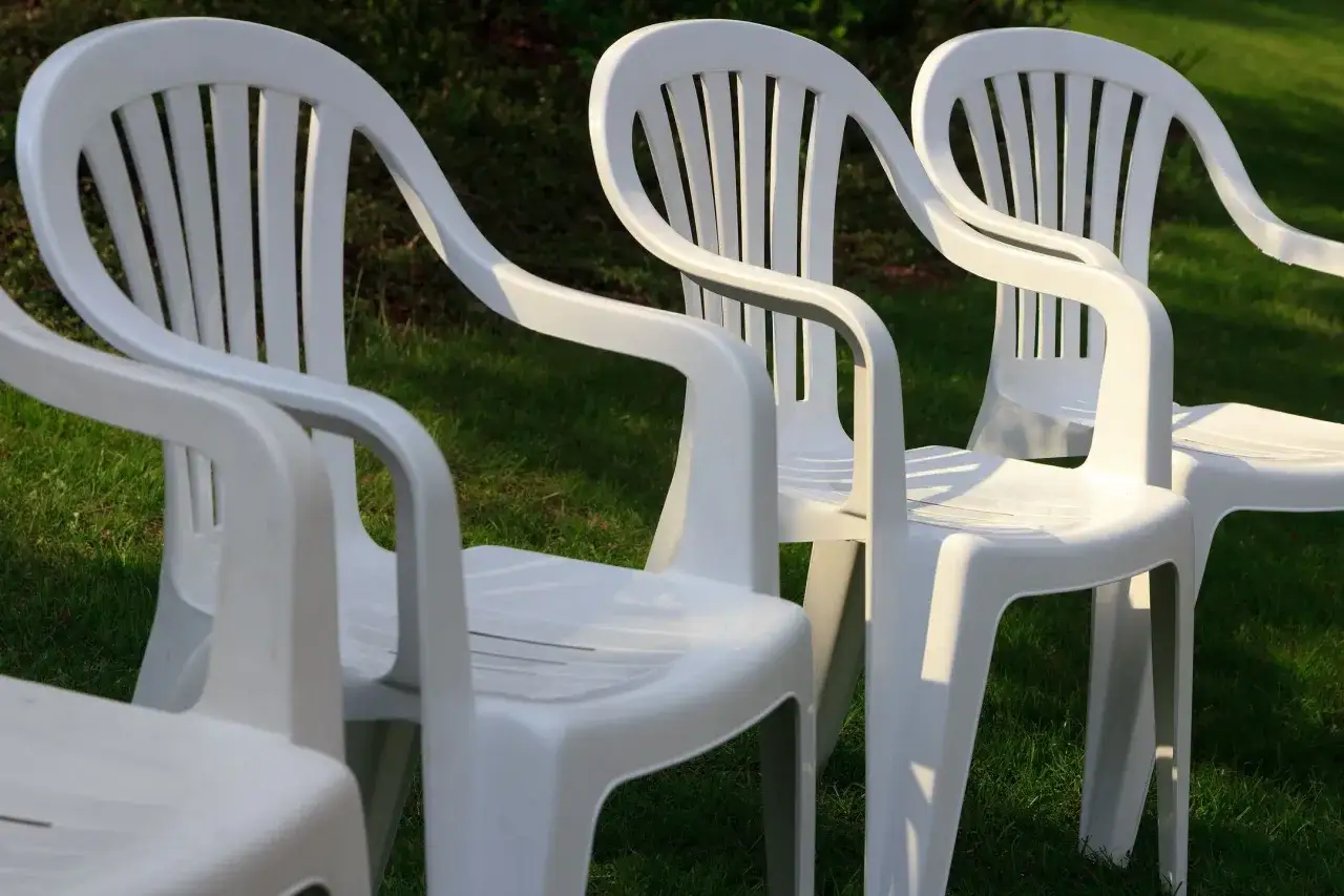 Jak skutecznie wyczyścić krzesła plastikowe białe bez uszkodzeń