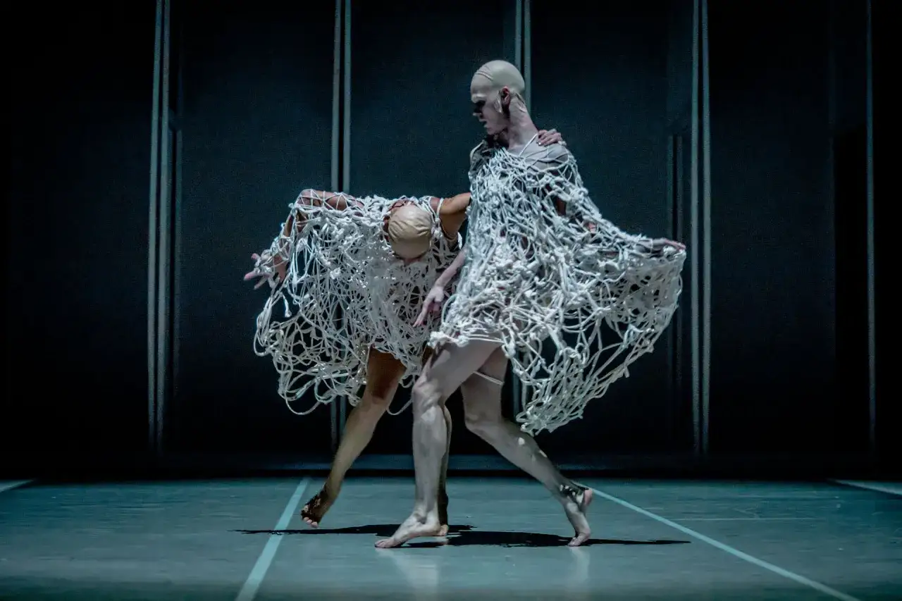 Lament Różewicza: Głęboka interpretacja wiersza o wojnie i winie