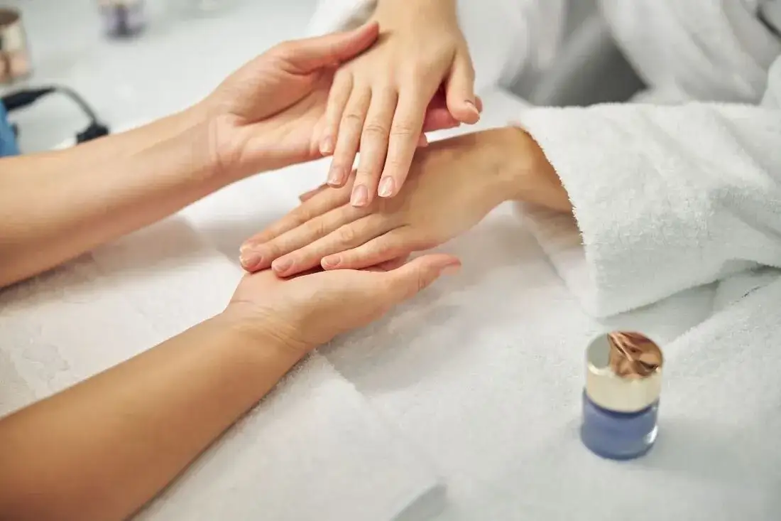 Manicure SPA na czym polega? Wszystko o zabiegu, korzyściach i przeciwwskazaniach