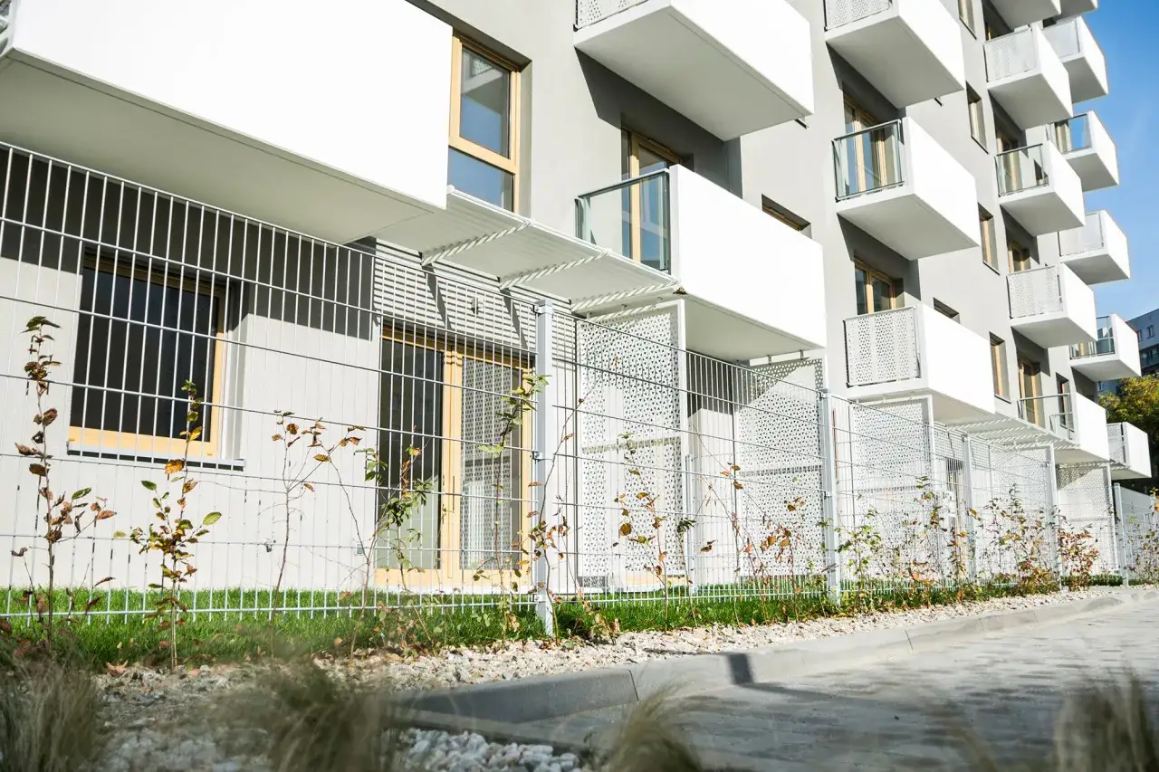 Jak tanio zrobić ogrodzenie: 7 sposobów na oszczędności i styl