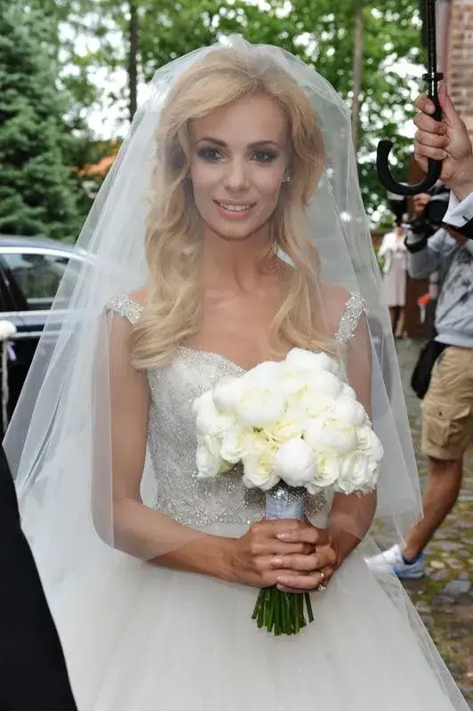 Sukienki Izabeli Janachowskiej na ślub: Jak wybrać idealną stylizację bez błędów?