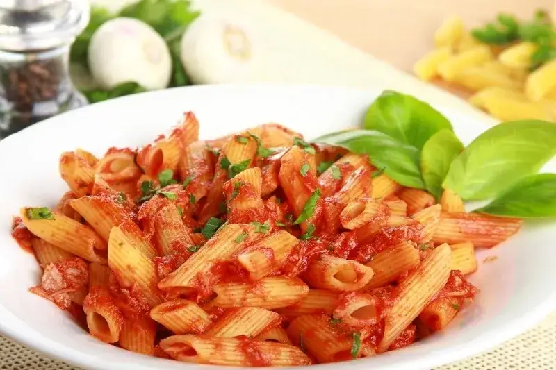 Szybki przepis na makaron penne z tuńczykiem i pomidorami w 20 minut