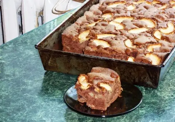 Pyszne ciasto amerykaniec z jabłkami – prosty przepis na wilgotny deser