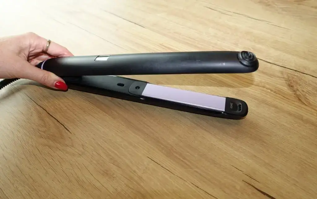 Prostownica z jonizacją czy bez - co wybrać dla zdrowych włosów?