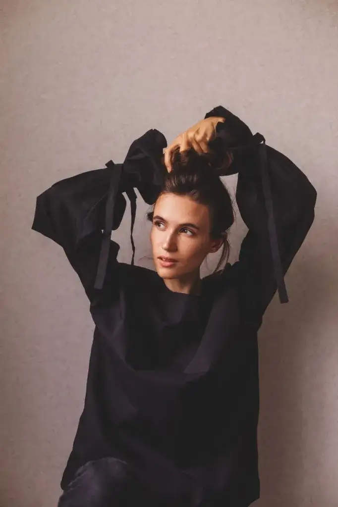 Co do czarnej koszuli damskiej – modne stylizacje na każdą okazję