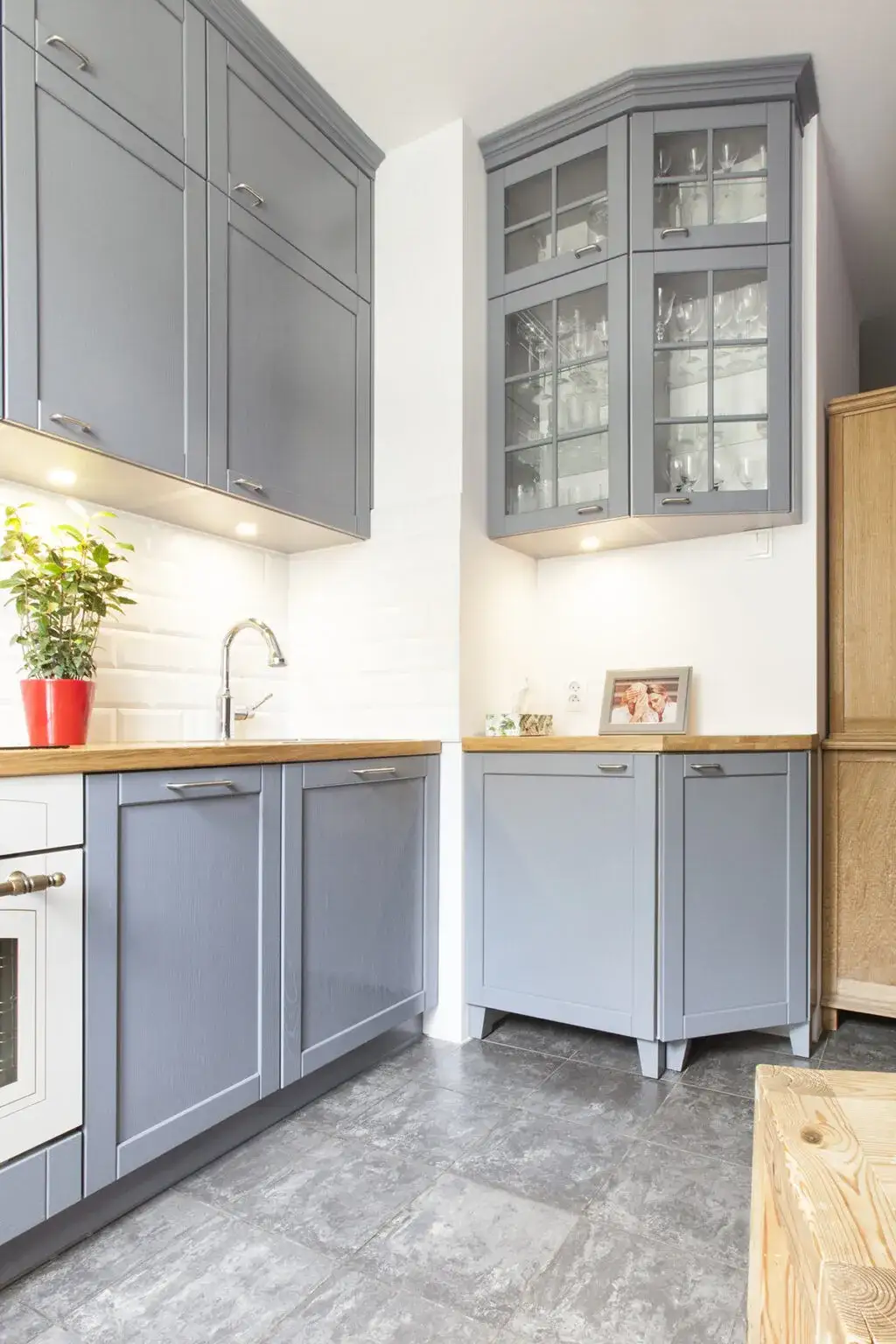 Jaki blat do ciemnych mebli w kuchni - unikaj najczęstszych błędów