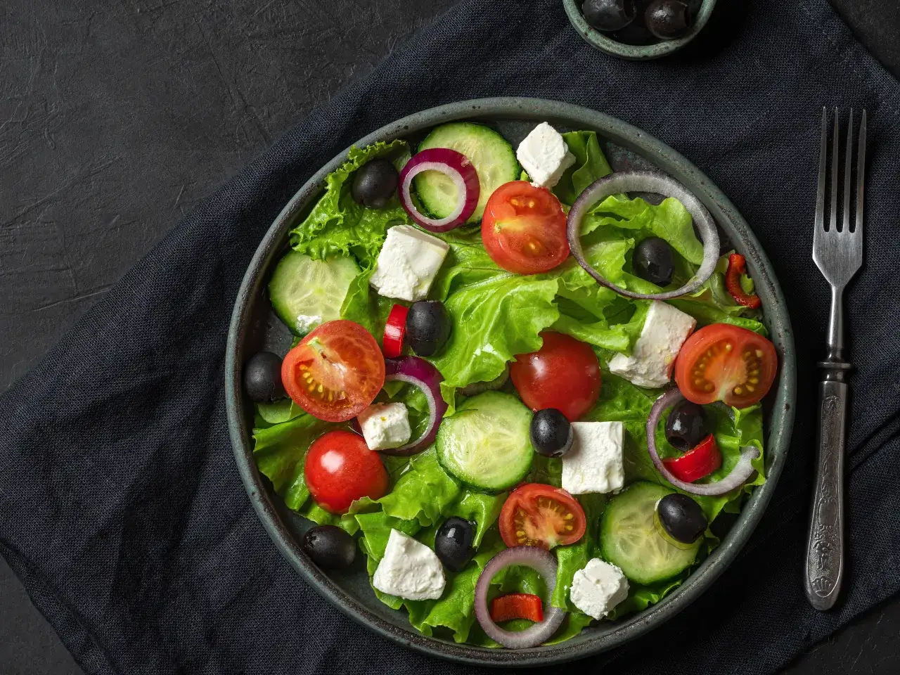 Jakie sosy do sałatki z fetą podkreślą jej smak i aromat?