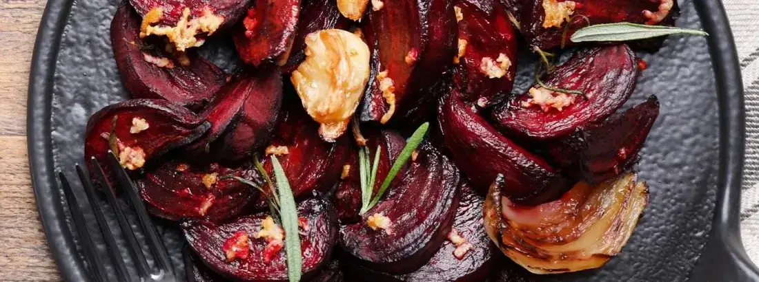 Jak długo piec buraki w piekarniku? Czas i temperatura pieczenia.