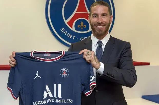 Ile zarabia Sergio Ramos? Porównanie z PSG i innymi ofertami