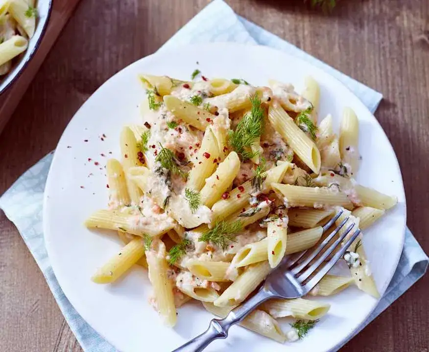Szybki przepis na penne z łososiem w sosie śmietanowym w 20 minut
