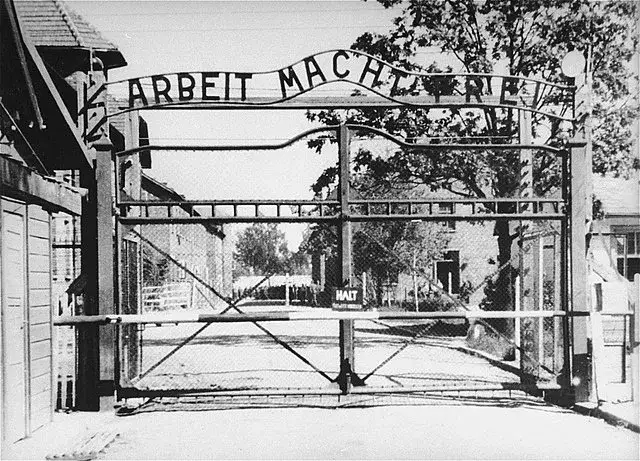 Co jest napisane na bramie Auschwitz i co to naprawdę oznacza