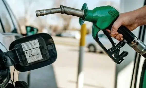 Czy benzyna miesza się z ropą? Oto niebezpieczeństwa, które musisz znać