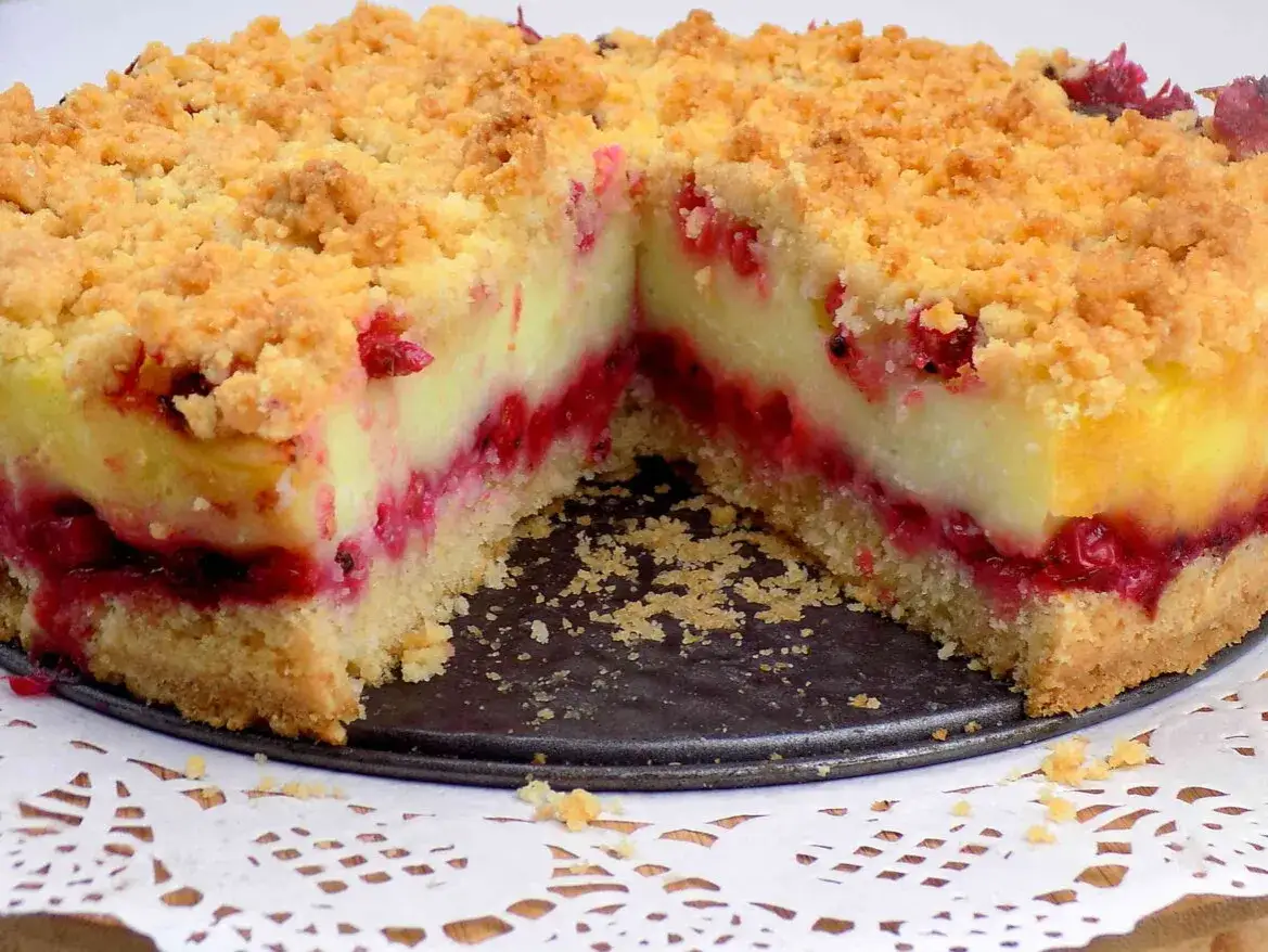 Przepis na ciasto z porzeczkami i budyniem, które zachwyci każdego