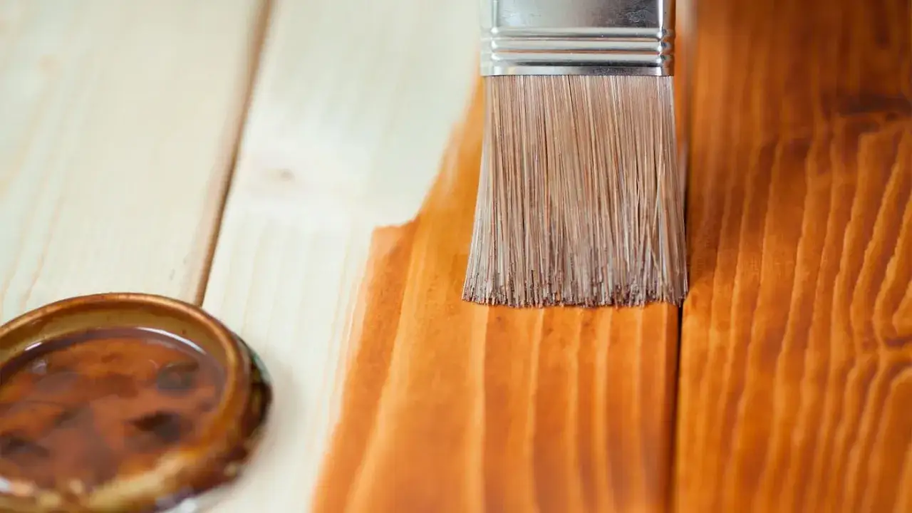 Czym malować lakierobejcą? Skuteczne techniki i narzędzia malarskie