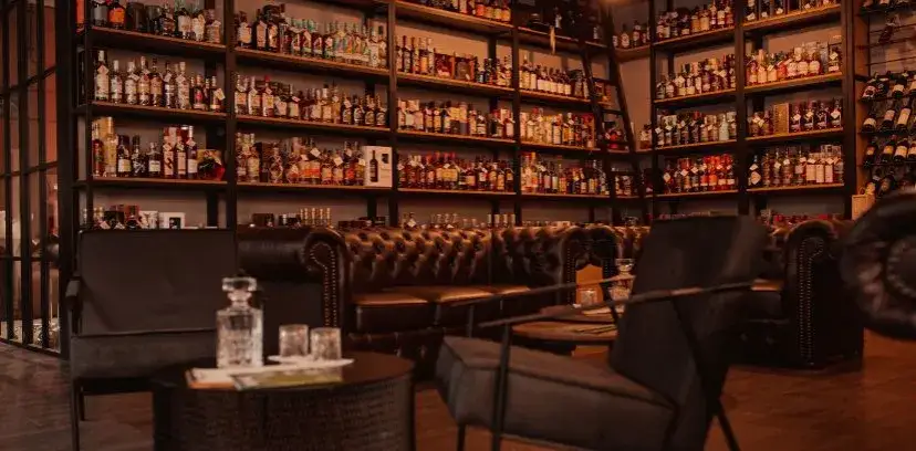 Jak pić Bombay Sapphire: odkryj wyjątkowe smaki i przepisy na drinki