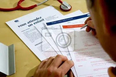 Kiedy lekarz wystawia zaświadczenie w ciąży? Sprawdź, by uniknąć problemów!