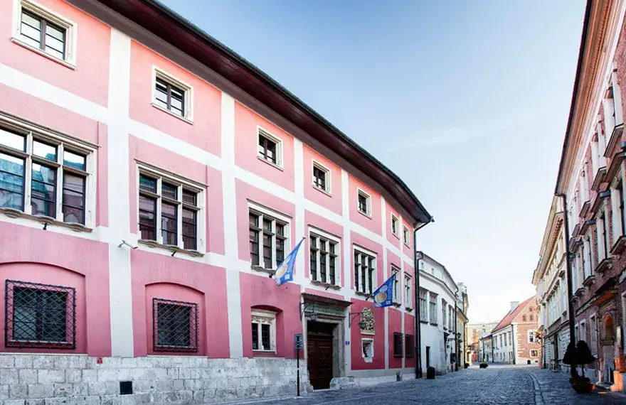 Zwiedzanie pałacu biskupa Erazma Ciołka: najcenniejsze zbiory sztuki w Krakowie