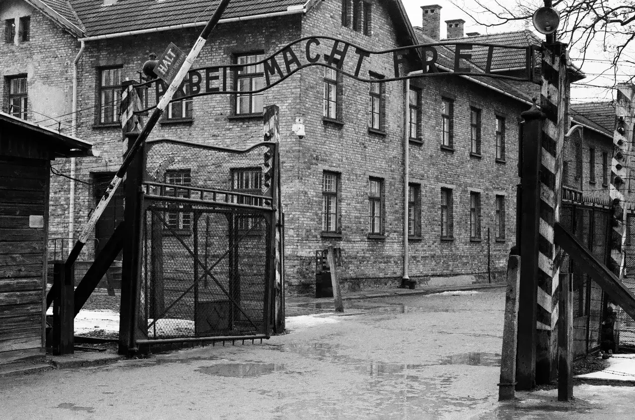 Auschwitz-Birkenau: dlaczego warto zobaczyć to miejsce pamięci?