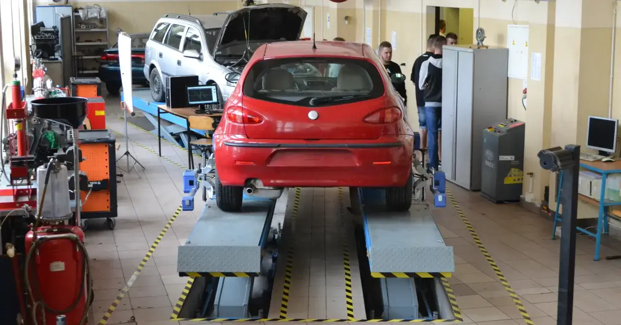 Co robi kierowca mechanik? Obowiązki, wymagania i perspektywy pracy