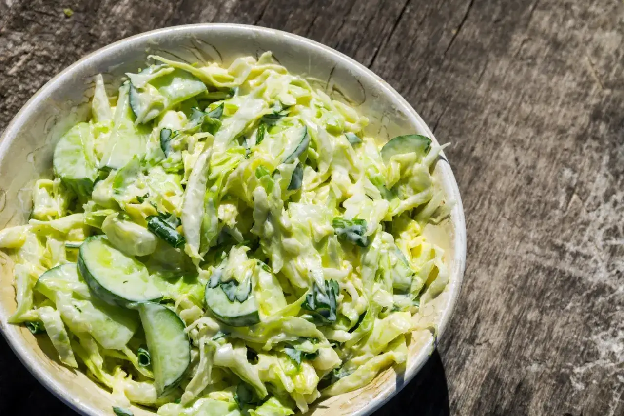 Jak zrobić surówkę z pekinki - szybki przepis na zdrowy dodatek