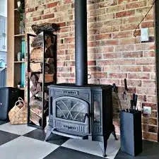 Cegła rustykalna: Jak wkomponować ją w aranżację wnętrza, by było przytulne?