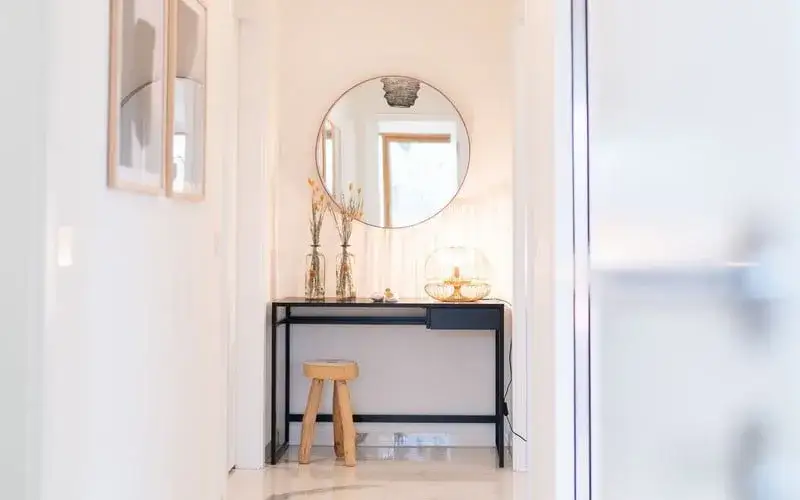 Jak urządzić mały przedpokój w domu jednorodzinnym, by zyskać przestrzeń?