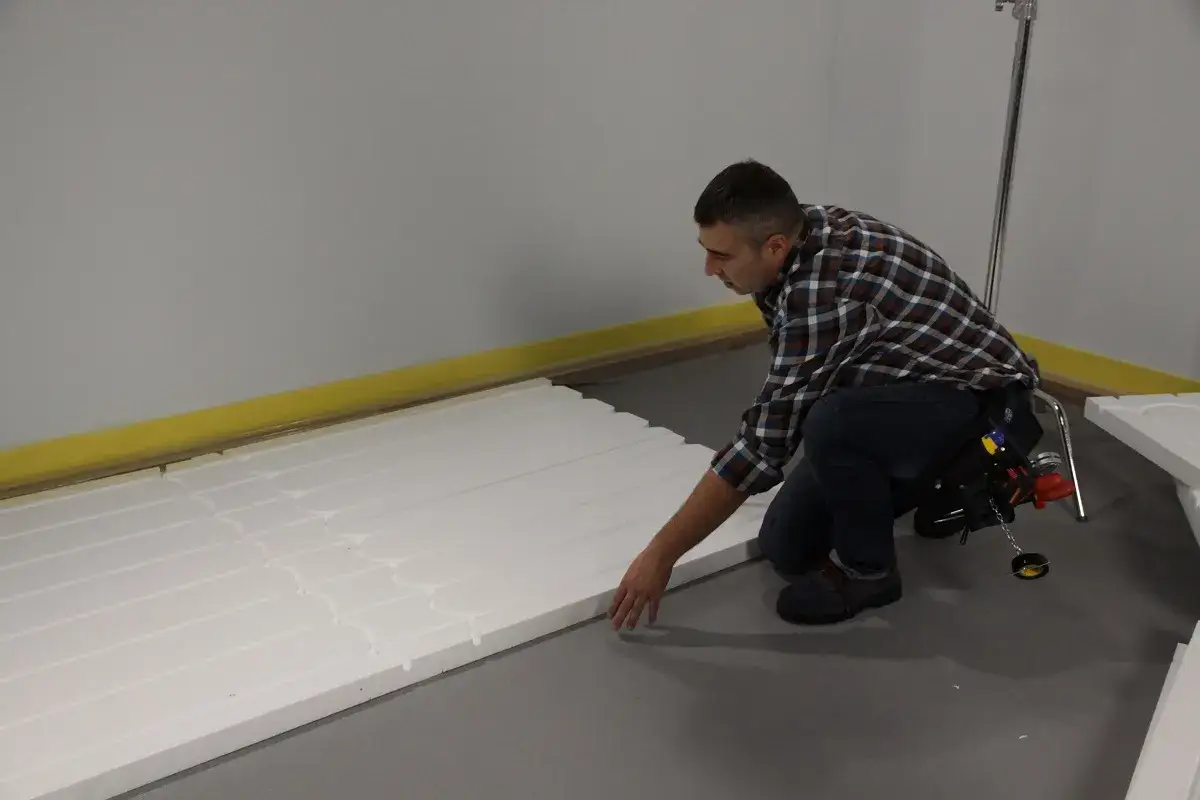 Jak układać styropian na stropie, aby uniknąć mostków termicznych