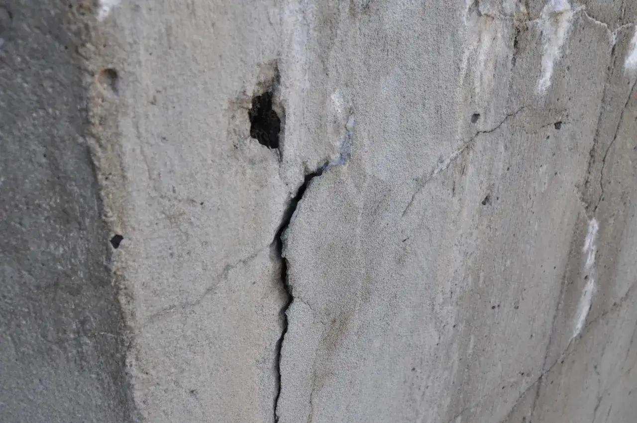 Czym zabezpieczyć beton, aby uniknąć zniszczeń i wilgoci?