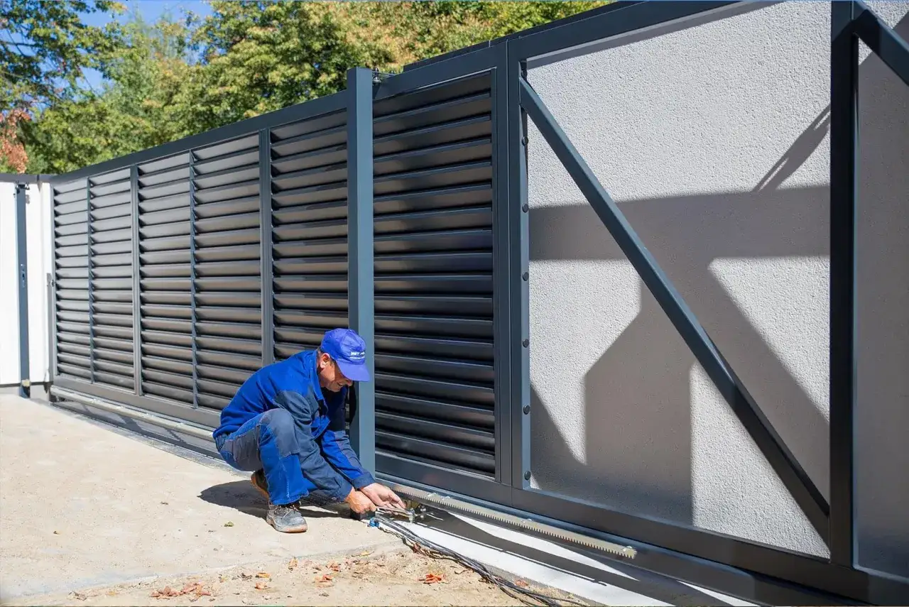 Ile kosztuje robocizna ogrodzenia panelowego? Sprawdź ceny i porady